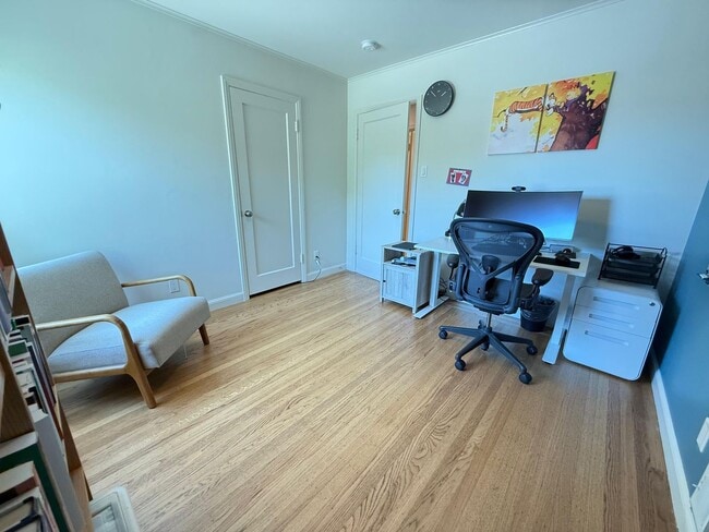 Building Photo - Spacious 5BD/2BA Home in San Carlos with S...