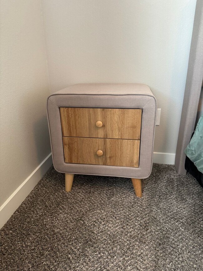 Building Photo - Rooms for rent in wonderful North Roseburg Home with views in Winchester