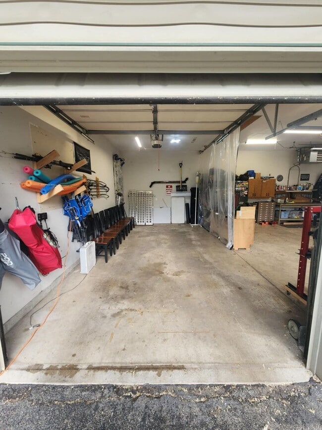 Building Photo - Walk To The Lake! **Rent Special**