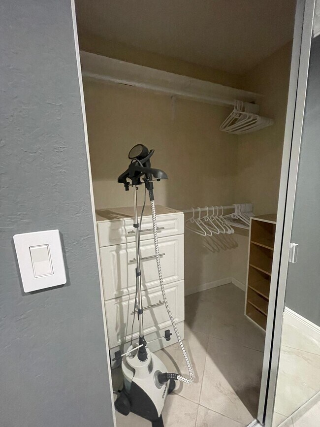 Building Photo - 584 Vossler Ave