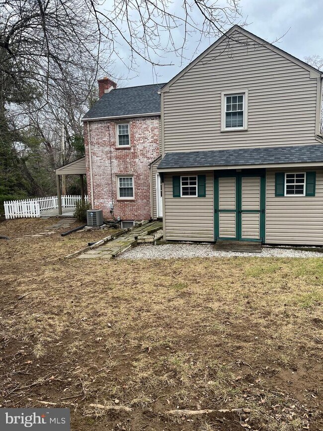 Building Photo - 102 Hillside Cir