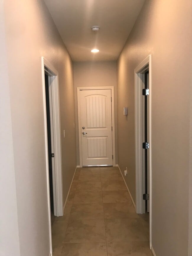 Building Photo - Beautiful DR Horton Home in Centennial Hil...