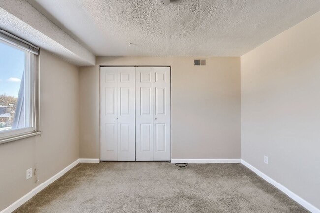 Building Photo - 130 E Highline Cir