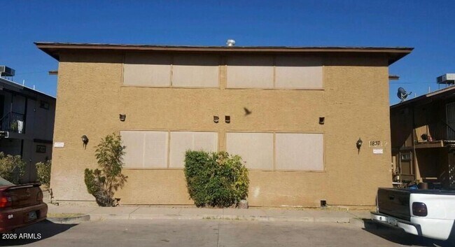 Building Photo - 1837 N Spring