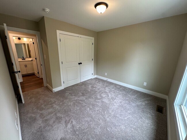 Building Photo - Beautiful new townhouse located in the new...
