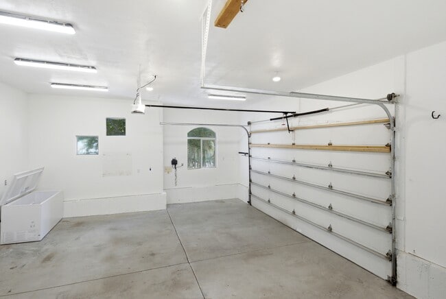 Building Photo - 722 W Webb Rd