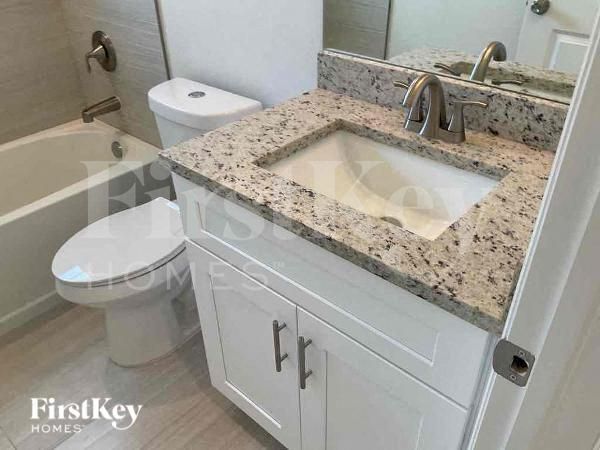 Building Photo - 921 NW 15th Pl