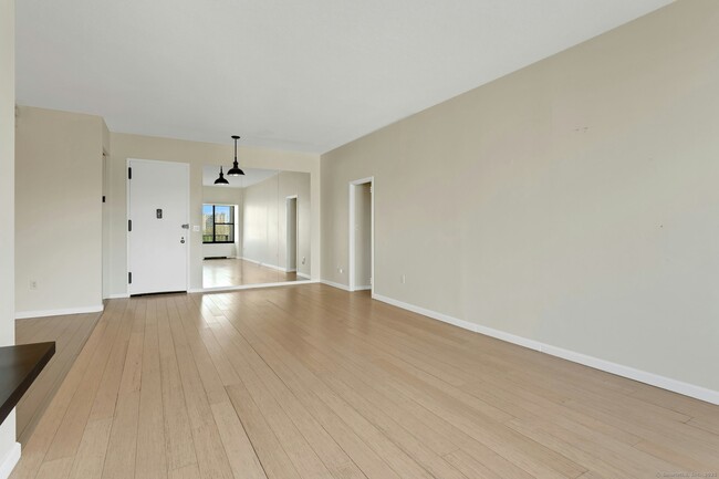 Building Photo - 44 Strawberry Hill Ave