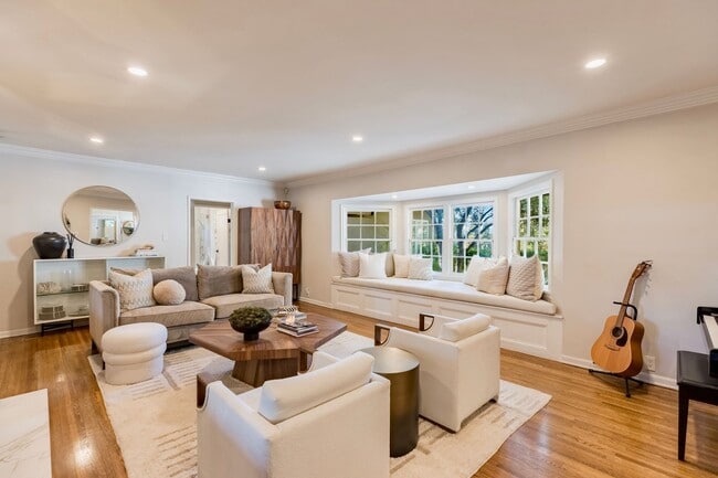 Building Photo - S of the Blvd - upgraded 4+3 w/pool + views!