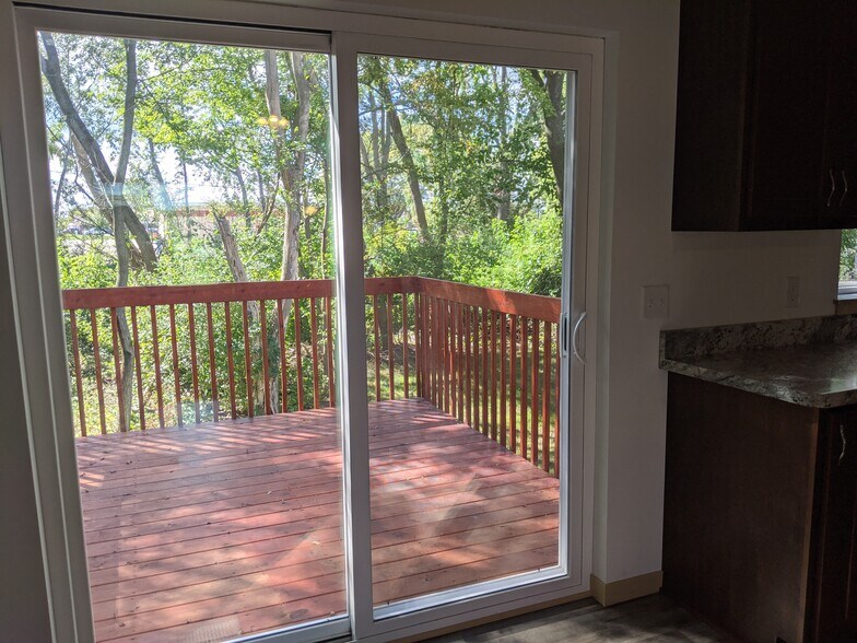 walk-out balcony - 819 Thompson Dr