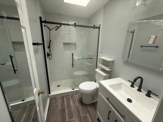 Building Photo - 4826 Golfview Dr NE