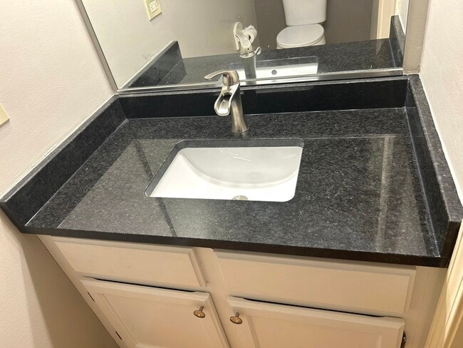 Building Photo - 1227 S Parkside Dr