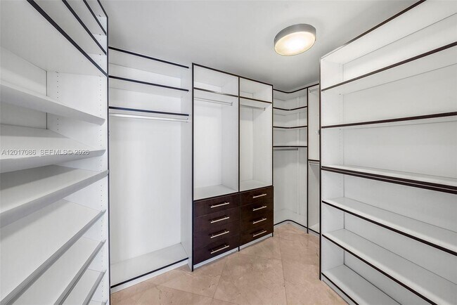 Building Photo - 200 Biscayne Blvd Way