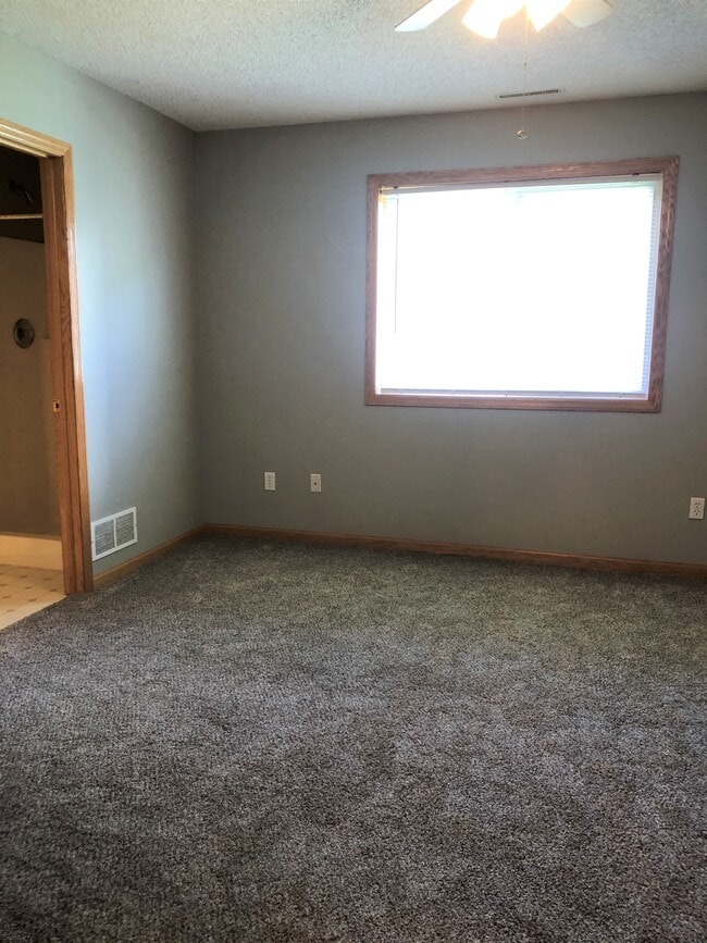 Building Photo - 525 Tanager Path