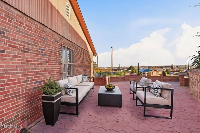 Building Photo - 2515 Arizona Ave