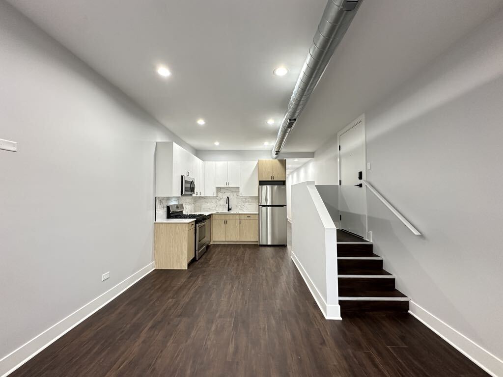 Building Photo - 2149 W Wilson Ave