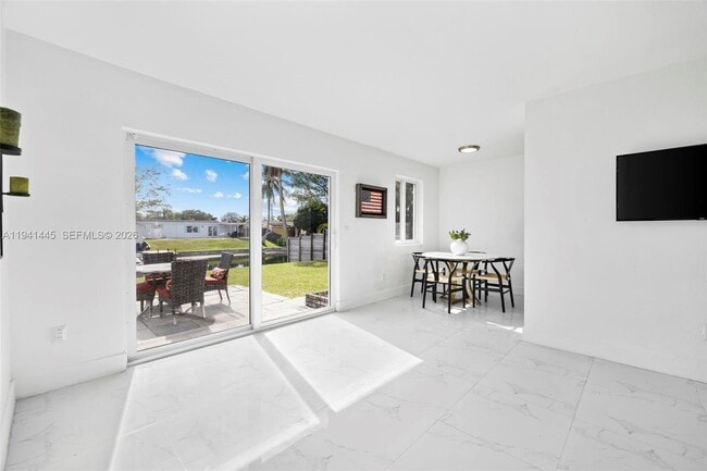 Building Photo - 10750 SW 43rd Ln