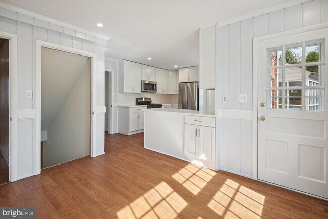 Building Photo - 5801 Hillburne Way