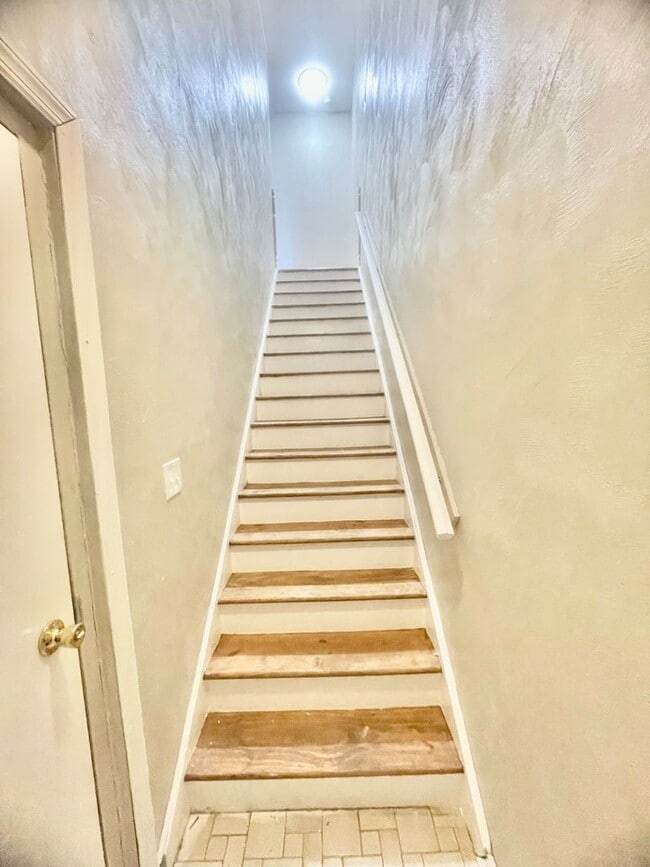 Building Photo - UPDATED 2 Bed 2 Bath-Pittsburgh Pa