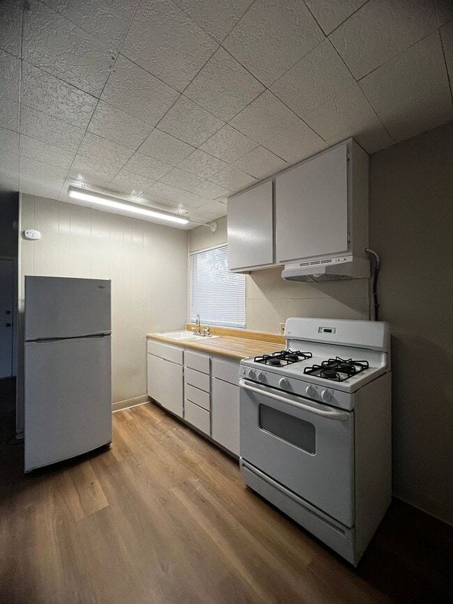 Building Photo - 867 E Academy Ave