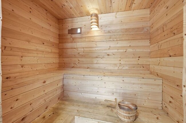 Building Photo - 770 N Lazy J Wy