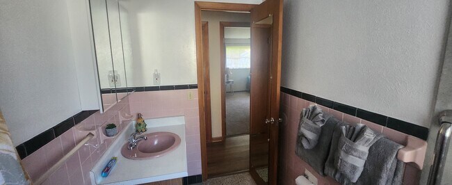 Roomy and functional bathroom - 5914 Wilson Dr