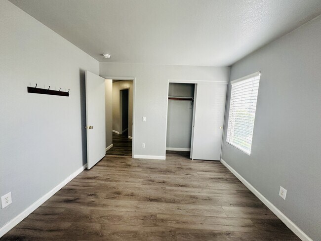 Building Photo - 10911 Vallerosa St