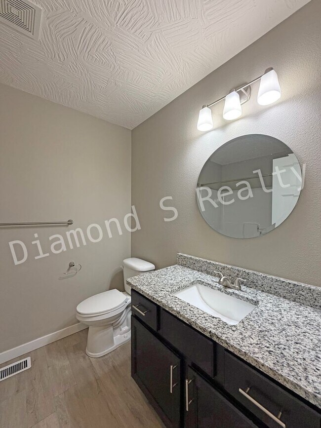 Building Photo - Stunning 3 Bedroom / 2 Bath Home in Nixa A...