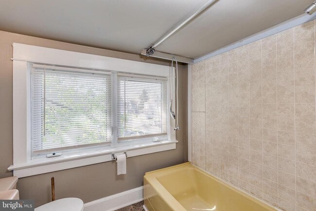 Building Photo - 427 Buttonwood St