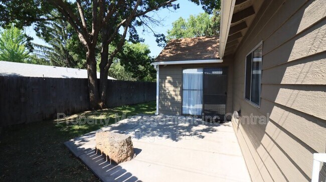 Building Photo - 524 NE Olney Ave