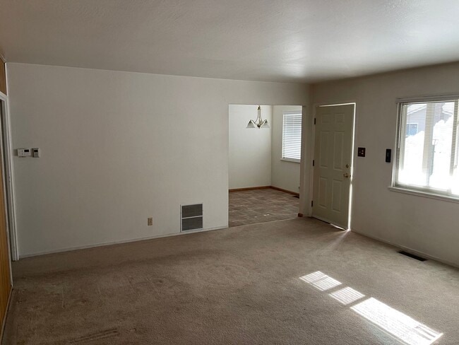 Building Photo - 3357 Treehaven Dr