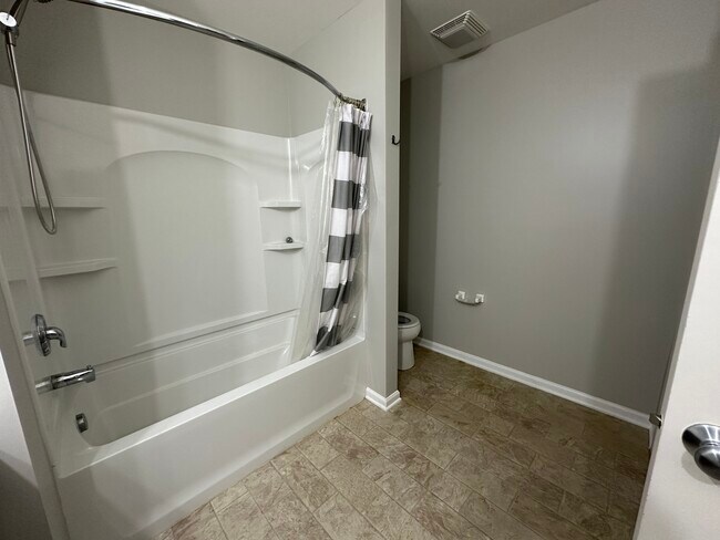 Building Photo - 482 Grosvenor Ln