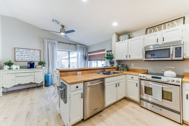 Building Photo - 1120 N Val Vista Dr