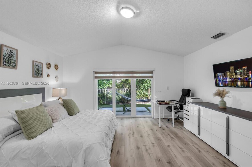 Building Photo - 15241 Wilshire Ct