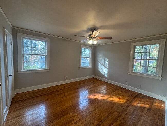 Building Photo - Adorable Home