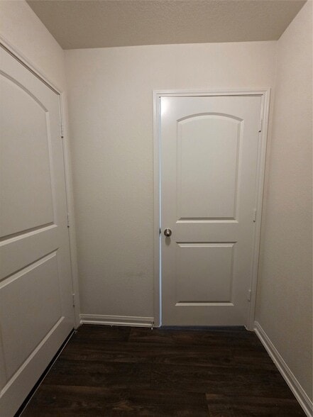 Building Photo - 723 Crystal Lakes Dr