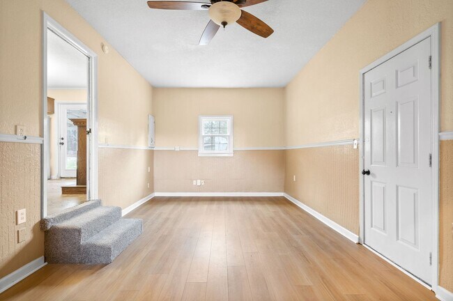 Building Photo - 3 Bedroom Pet Friendly Home For Rent!