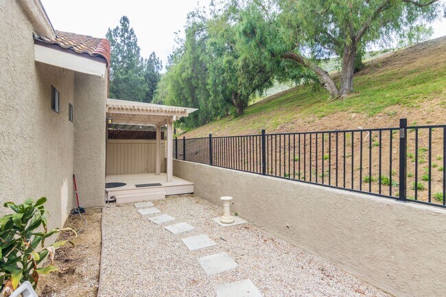 Building Photo - Beautiful two-bedroom, two-bath home in Oa...