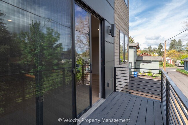 Building Photo - Luxury Westside Townhome!