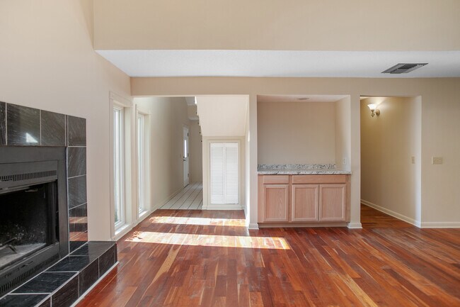 Building Photo - 5735 Fox Hollow Rd