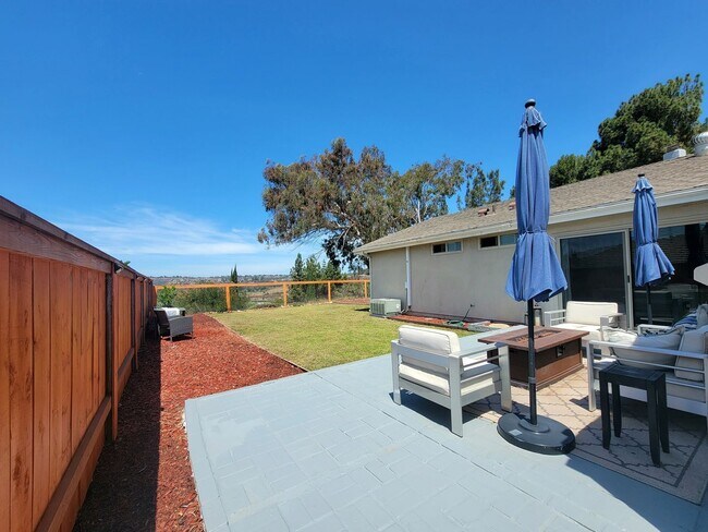 Building Photo - Darling, Move-In Ready Home in Highly Sought After Neighborhood w/ a Great View!!