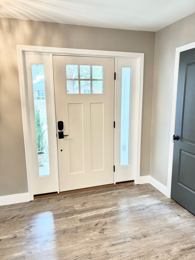 Building Photo - 2121 Oakstream Ave