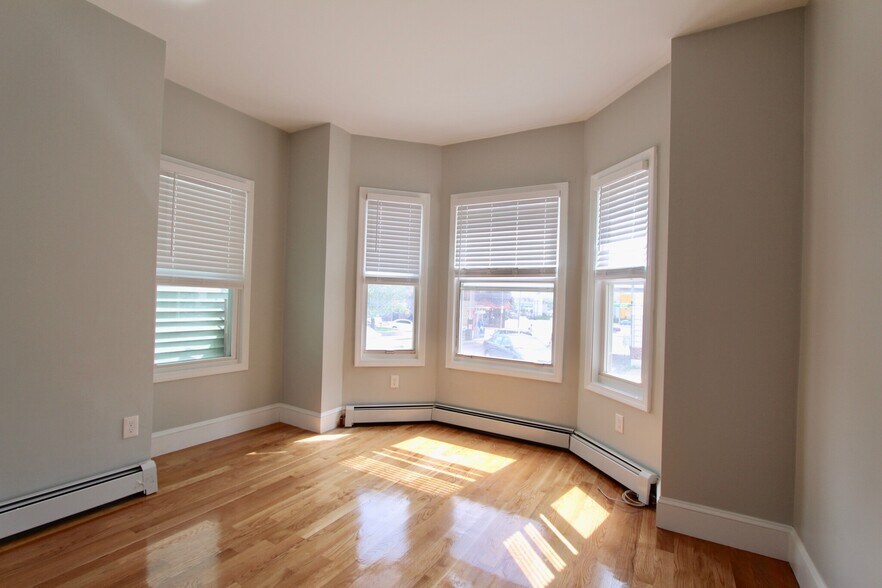 Building Photo - 460 Saratoga St