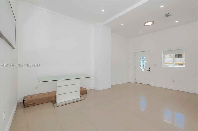 Building Photo - 1013 SW 7 ST Miami FL 33130