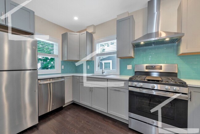 Building Photo - Huge 5 bed in Medford