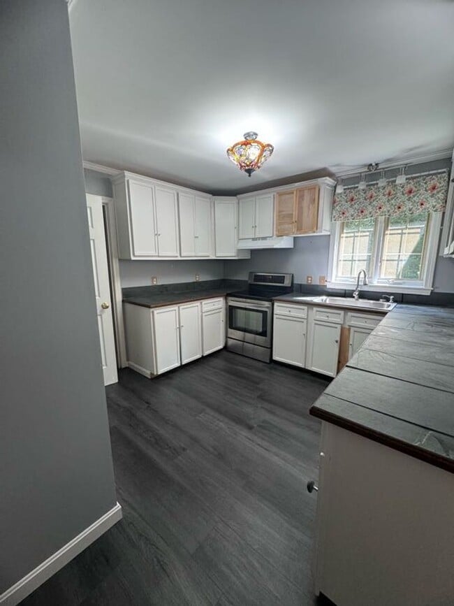 Building Photo - Beautiful 3 Bedroom Brunswick House