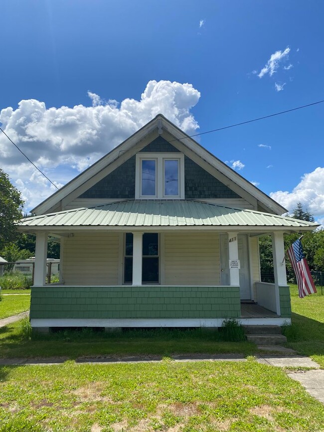 Building Photo - Quaint Country Home