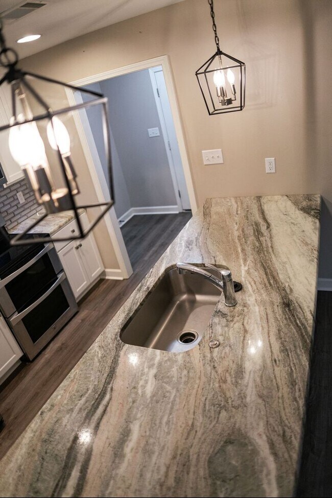 Building Photo - Beautiful home ready!
