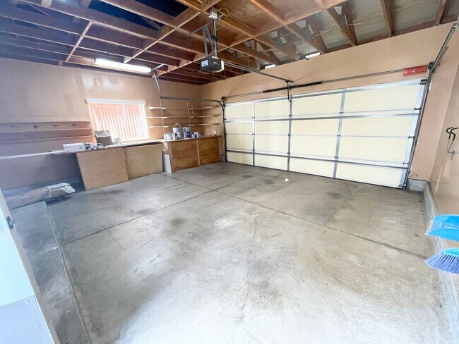 Building Photo - 4 Bd, 3 Ba w/ 3- Car Garage- Available Now in Hoakalei in Ka Makana
