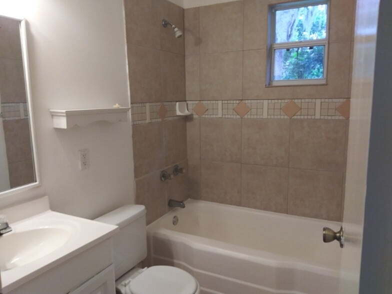 Building Photo - 521 S Crest Ave